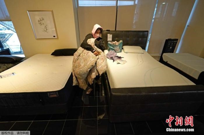 當(dāng)?shù)貢r(shí)間2月17日，美國得州的一家畫廊兼家具店內(nèi)，大批民眾來此避寒取暖，其中不乏一些人帶著被子來過夜。美國近日遭遇極寒天氣侵襲，多地氣溫創(chuàng)近年新低，其中得州災(zāi)情最嚴(yán)重，暴風(fēng)雪導(dǎo)致電網(wǎng)在酷寒中癱瘓，約400萬居民家中長時(shí)間停電。美國國家氣象局表示，得州休斯敦等地的氣溫甚至比靠近北極圈的阿拉斯加還要低。