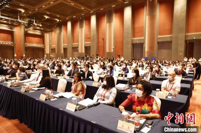 500余名專家學(xué)者、嘉賓代表以線上線下方式參加開幕式?！∈⒓样i 攝