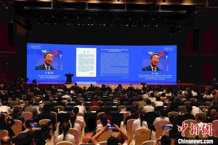 第九屆、第十屆全國(guó)人大常委會(huì)副委員長(zhǎng)許嘉璐向大會(huì)發(fā)來賀信?！∈⒓样i 攝