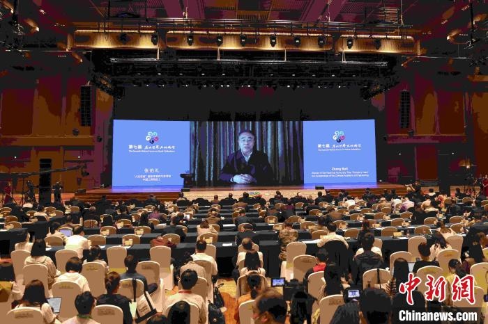 中國(guó)工程院院士、“人民英雄”國(guó)家榮譽(yù)稱號(hào)獲得者張伯禮通過視頻發(fā)表主旨演講?！∈⒓样i 攝