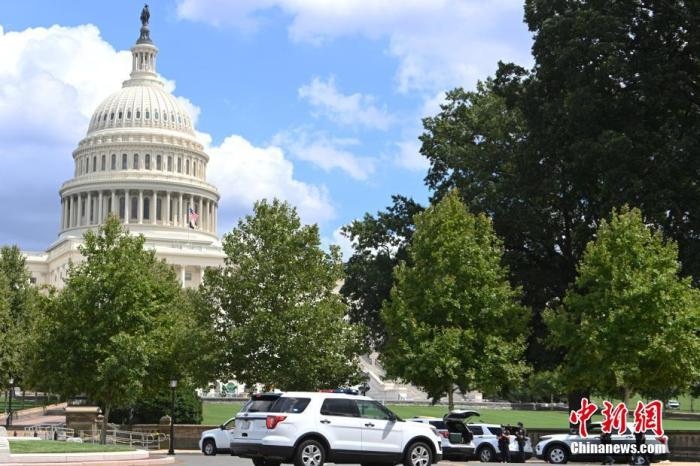 當(dāng)?shù)貢r(shí)間8月19日，一名男子駕駛黑色皮卡至國(guó)會(huì)圖書館前，并聲稱車上有炸彈。該事件導(dǎo)致美國(guó)國(guó)會(huì)大廈周邊街道封鎖，警方還疏散了周邊國(guó)會(huì)辦公樓和聯(lián)邦最高法院里的工作人員。圖為警方在美國(guó)會(huì)大廈西側(cè)廣場(chǎng)警戒。 <a target='_blank' href='http://www.chinanews.com/'>中新社</a>記者 陳孟統(tǒng) 攝