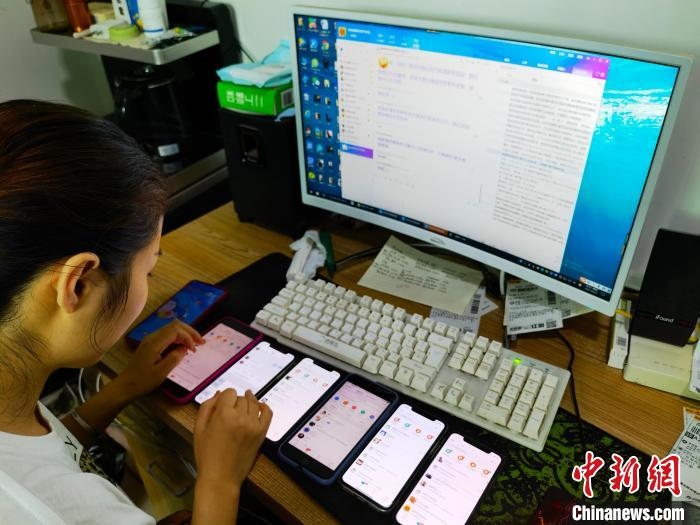 圖為網(wǎng)絡(luò)客服為網(wǎng)上“專(zhuān)車(chē)座套”客戶(hù)答疑釋惑?！巫雍?攝