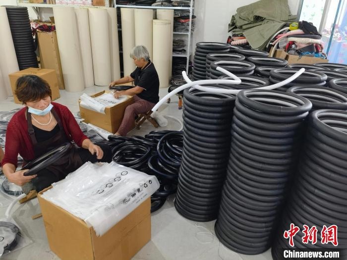 圖為村民在汽車(chē)飾品企業(yè)生產(chǎn)車(chē)間中工作?！巫雍?攝