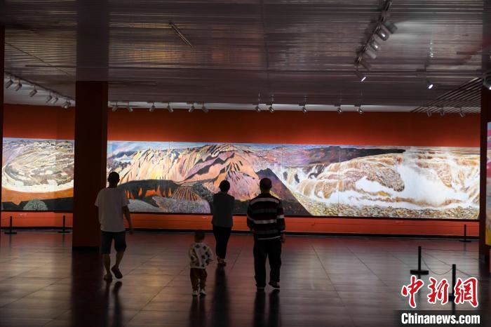 162米巨幅油畫長(zhǎng)卷《黃河》吸引市民駐足觀看?！钊A峰 攝
