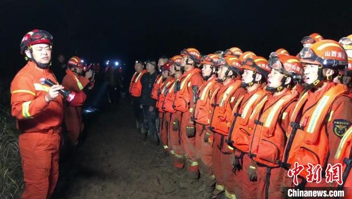 平遙縣消防救援大隊(duì)大隊(duì)長(zhǎng)龔宇作總攻發(fā)起前的動(dòng)員?！￠Z旭輝 攝