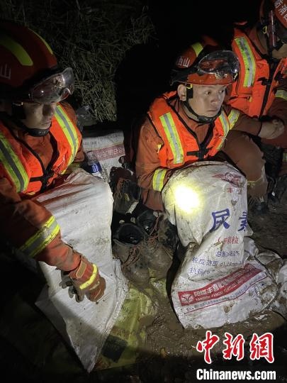 短暫修整期間，消防員脫掉鞋襪，用編織袋套住腿腳保暖?！￠Z旭輝 攝