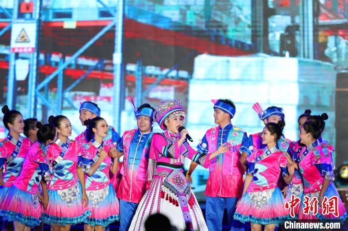 專場晚會上的民族歌舞表演?！涕L嬌 攝