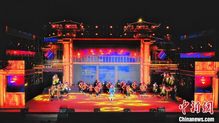 2021昭君文化旅游活動專場晚會現(xiàn)場?！≈苄橇?攝