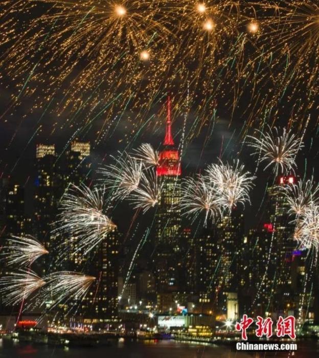 　　2018年，中國(guó)駐紐約總領(lǐng)事館前的哈德遜河上空燃放起焰火，慶祝中國(guó)狗年春節(jié)。