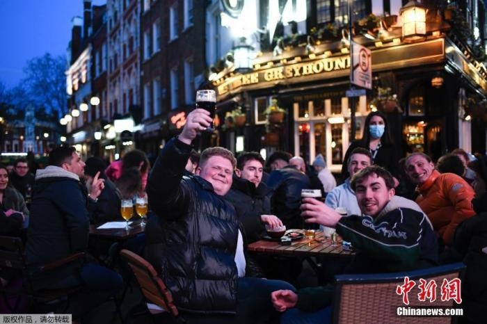 當(dāng)?shù)貢r(shí)間2021年4月12日，英國(guó)進(jìn)入放松疫情封鎖措施的第二階段。商鋪、理發(fā)店、健身房等被允許重新開張，酒吧和餐館也可以在室外營(yíng)業(yè)。據(jù)悉，酒吧解封的第一晚，倫敦大批民眾在市中心喝酒跳舞，場(chǎng)面宛如狂歡節(jié)。