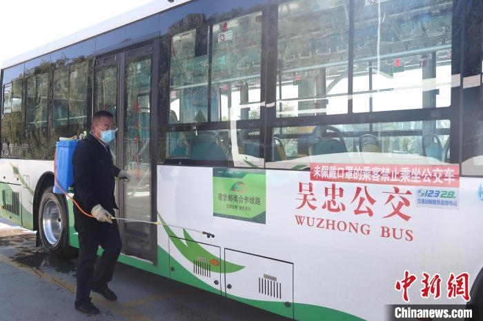 工作人員正在對(duì)公交車進(jìn)行消殺?！∮诰?攝