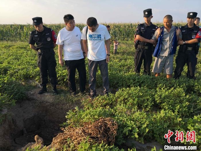 資料圖：犯罪嫌疑人辨認(rèn)作案現(xiàn)場(chǎng)?！〖蜗榭h公安局供圖