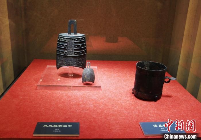 二級(jí)文物西漢鳳鳥紋銅編鐘、漆蓋銅卮?！≮w曉 攝
