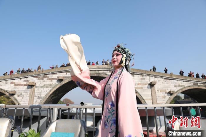 2019京杭對話的大運河京杭雅集活動中，浙江昆劇團(tuán)國家一級演員楊崑在中國大運河(杭州段)上進(jìn)行表演?！⌒燔?攝 攝