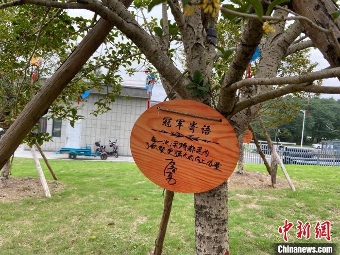 石智勇寫下的寄語。　林波 攝