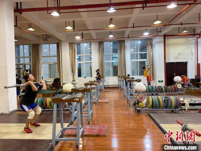 石智勇的師弟師妹們訓練場景?！×植?攝