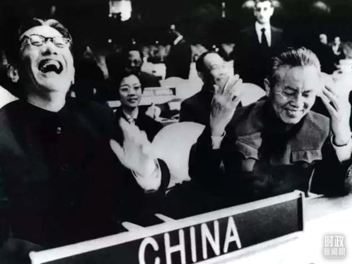 △1971年11月15日，以外交部副部長喬冠華(左一)為團(tuán)長、黃華(右一)為副團(tuán)長的中國代表團(tuán)，首次出現(xiàn)在聯(lián)合國大會上。(資料圖)
