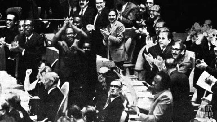 △第2758號決議通過后，現(xiàn)場爆發(fā)出熱烈歡呼聲。(資料圖)