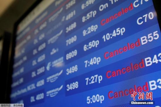 水管破裂造成第四航站樓的多家航班延誤或取消。圖為航站樓內(nèi)的電子公告牌顯示航班信息。