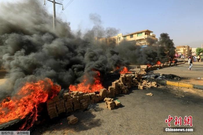 當(dāng)?shù)貢r(shí)間10月25日，蘇丹局勢(shì)發(fā)生突變，過渡政府總理被“綁架”，政府部長被軍方抓捕，國家進(jìn)入緊急狀態(tài)，大量民眾走上街頭對(duì)軍方行動(dòng)進(jìn)行抗議，已有7人在抗議活動(dòng)中死亡，140人受傷。圖為抗議活動(dòng)中燃燒的輪胎。