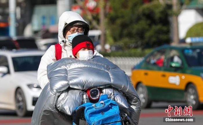 資料圖:市民在大風降溫天氣下出行。 <a target='_blank' href='http://www.chinanews.com/'>中新社</a>記者 賈天勇 攝