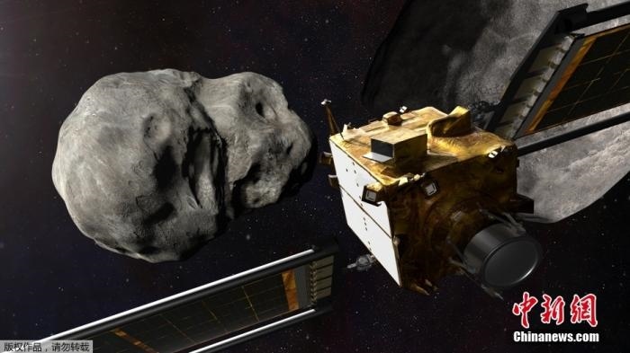 當(dāng)?shù)貢r(shí)間11月4日，法新社公布了兩張來自美國(guó)宇航局的太空效果圖，畫面顯示一艘宇宙飛船從小行星后面進(jìn)行撞擊。據(jù)悉，美國(guó)宇航局計(jì)劃讓一艘以每小時(shí)24000公里的速度飛行的宇宙飛船撞上一顆小行星以進(jìn)行“行星防御”測(cè)試，雖然地球尚且沒有面臨如此緊迫的危險(xiǎn)。