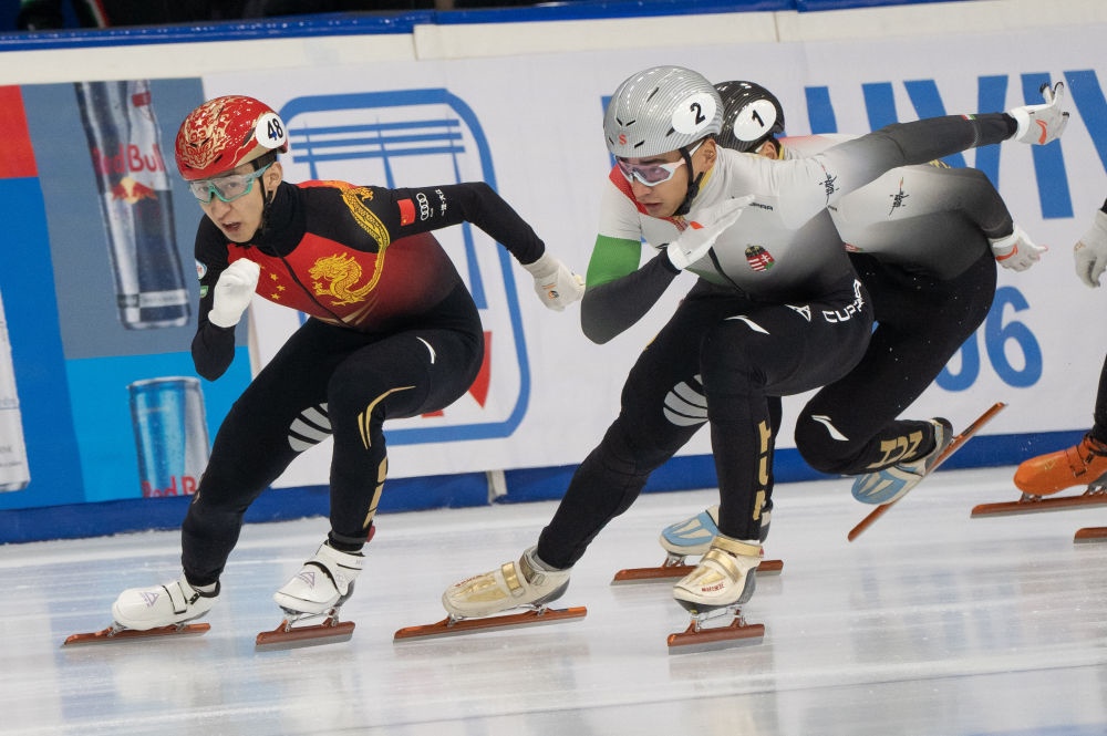 11月20日，中國選手武大靖(左)和匈牙利選手劉少林在比賽中。劉少林奪得冠軍，武大靖獲得第四名。新華社發(fā)(弗爾季·奧蒂洛 攝)