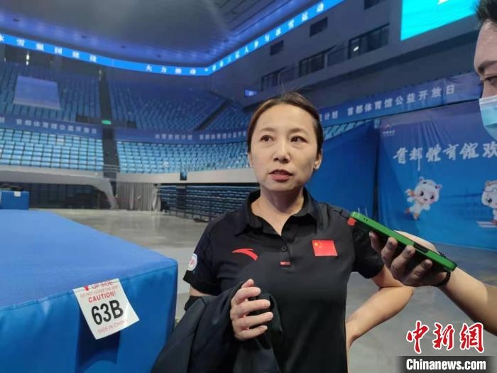 中國滑冰協(xié)會主席、前中國短道速滑隊主教練李琰表示，”冰雪惠民計劃“能推動更多人上冰 郝凌宇 攝