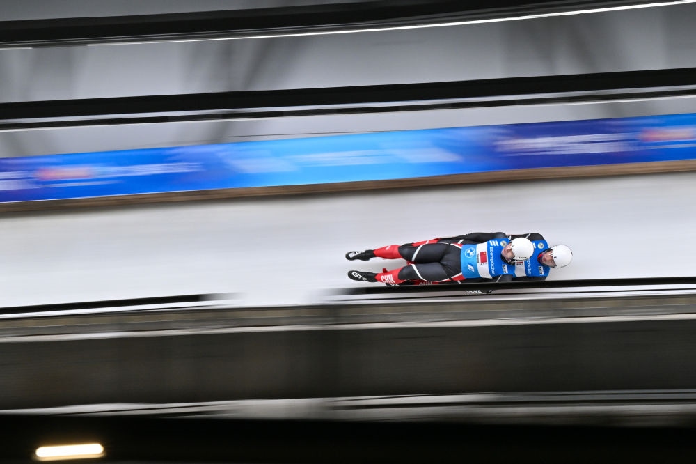 11月21日，“相約北京”國際雪橇聯(lián)合會雪橇世界杯，中國選手黃葉波/彭俊越在團體接力比賽中。新華社記者陳益宸攝