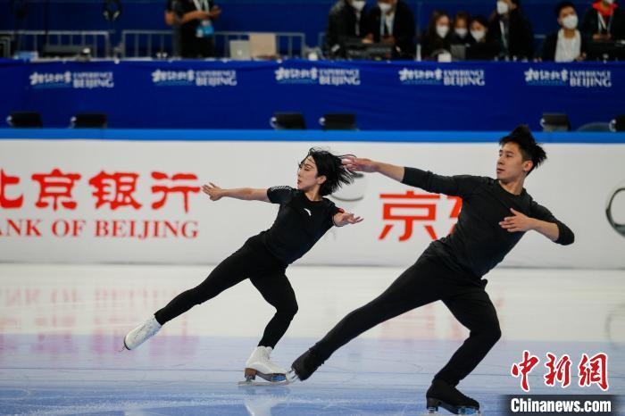 圖為隋文靜、韓聰在測(cè)試賽期間進(jìn)行官方訓(xùn)練 王洋 攝