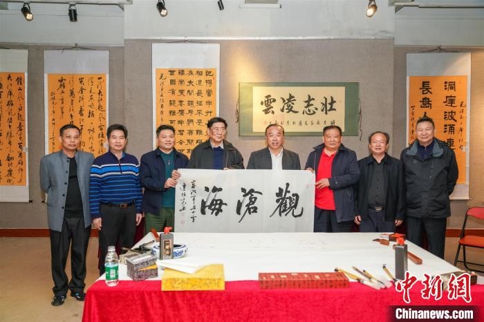 圖為百名將軍書畫展活動現(xiàn)場?！∷涡憬?攝 攝