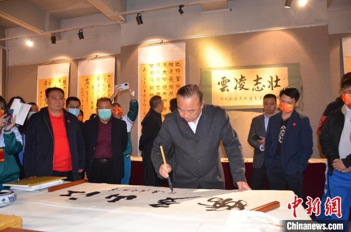 圖為“鐵軍老戰(zhàn)士”、著名書法家、解放軍報(bào)原副總編輯連俊義少將現(xiàn)場揮毫。　顏新陽 攝 攝