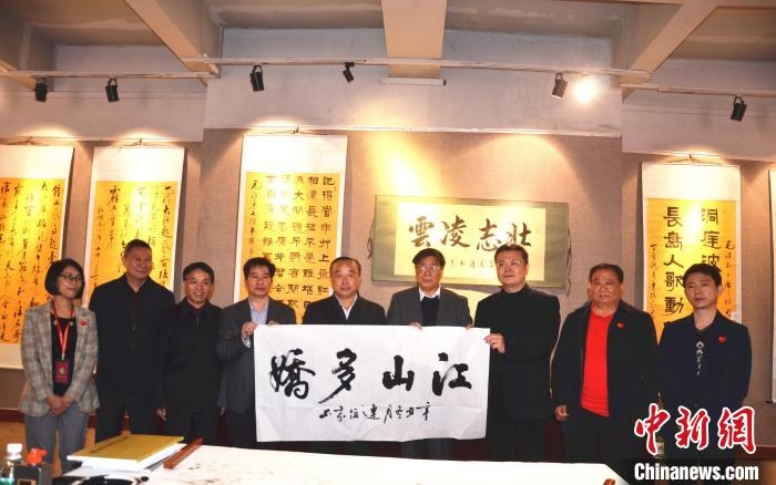 圖為百名將軍書畫展活動現(xiàn)場。　顏新陽 攝 攝