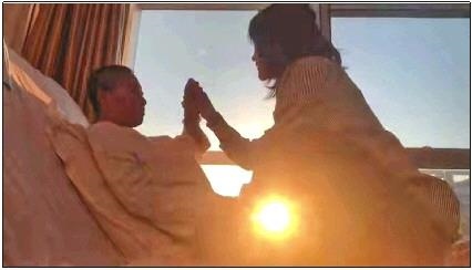 每天早上媽媽醒來后，母女倆都會迎著晨曦握手、擊掌?！∫曨l截圖