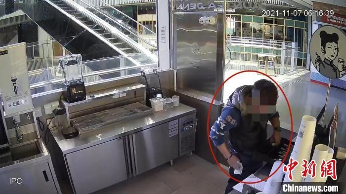 嫌疑人實(shí)施犯罪行為的監(jiān)控視頻?！↑S浦公安供圖
