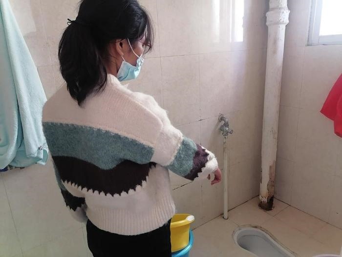  劉小姐在網(wǎng)上找人疏通出租屋里的廁所，被收費(fèi)5380元