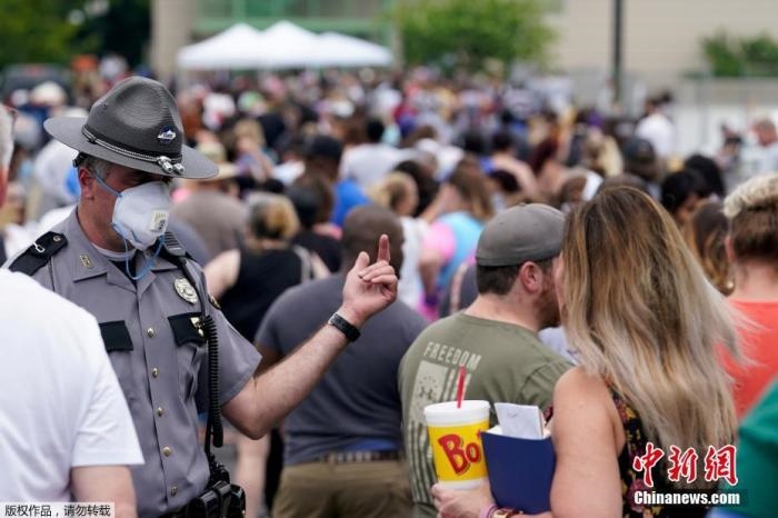 當(dāng)?shù)貢r(shí)間6月17日，美國肯塔基州國會(huì)大樓外，上千名在疫情期間失業(yè)的美國民眾在此排隊(duì)等候進(jìn)入大樓。據(jù)悉肯塔基州在疫情期間開設(shè)了臨時(shí)失業(yè)辦公室。