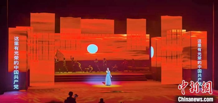 圖為“百年風(fēng)華”大型音樂(lè)史詩(shī)劇現(xiàn)場(chǎng)。　劉海靈 攝