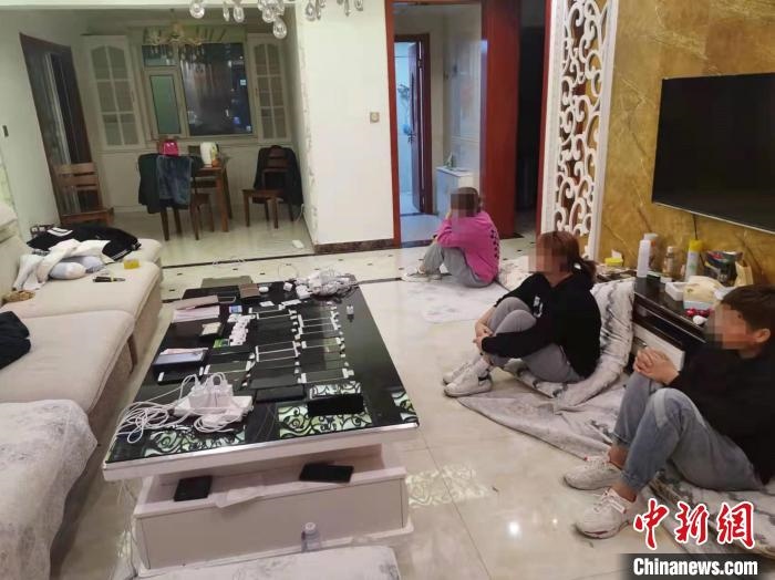 資料圖為果洛藏族自治州公安民警抓獲的犯罪嫌疑人?！‖斍呖h公安局供圖