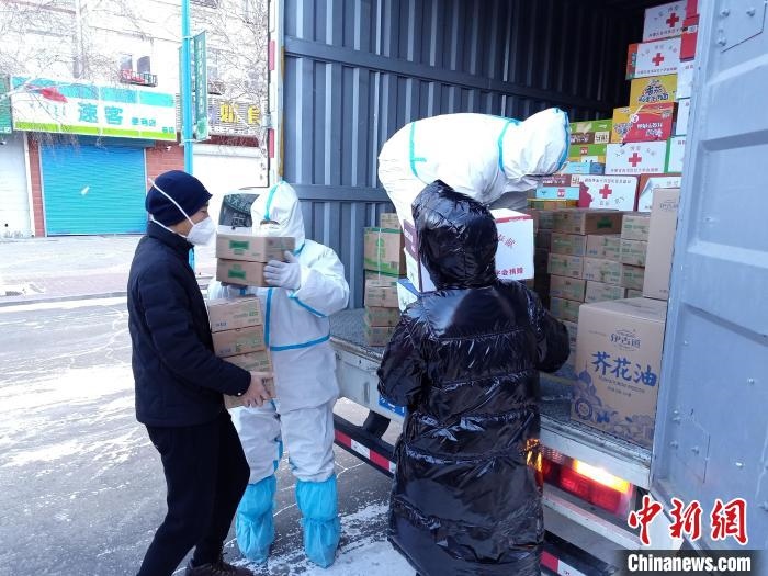 圖為滿洲里物資保障巡回補(bǔ)給車隊(duì)配貨現(xiàn)場(chǎng)?！∏靥饌?攝