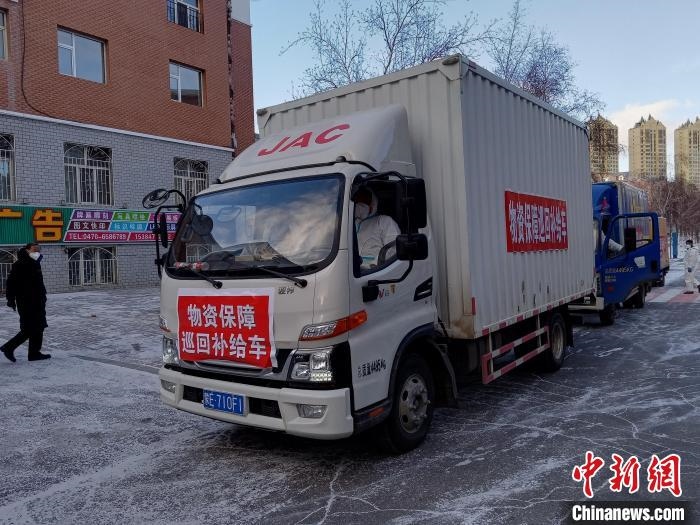 圖為滿洲里物資保障巡回補(bǔ)給車隊(duì)配貨現(xiàn)場(chǎng)?！∏靥饌?攝