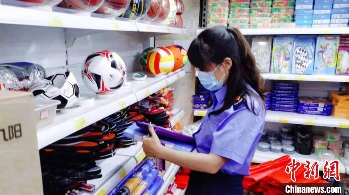 圖為秦皇島市海港區(qū)市場(chǎng)監(jiān)督管理局工作人員正在檢查涉冬奧標(biāo)志商品?！∏鼗蕧u市海港區(qū)市場(chǎng)監(jiān)督管理局供圖