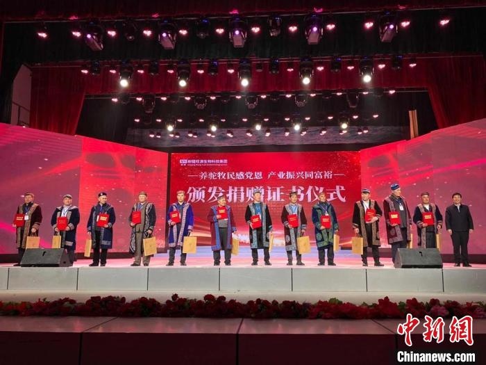 阿勒泰地區(qū)牧民靠企業(yè)的幫扶走上了致富道路?！」o琨 攝