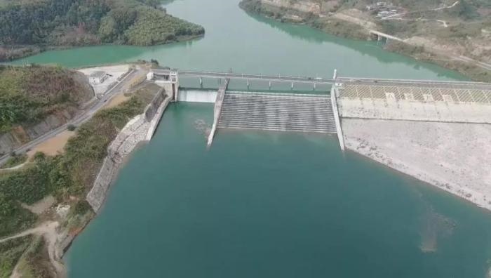 　　圖1 2021年12月7日，督察組使用無人機拍攝，保護區(qū)實驗區(qū)內的八吝大壩已建成，且未設置過魚設施