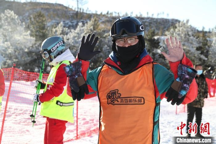 圖為滑雪場現(xiàn)場?！≡S婷 攝