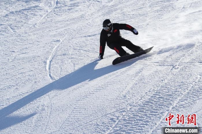 圖為滑雪場現(xiàn)場。　許婷 攝