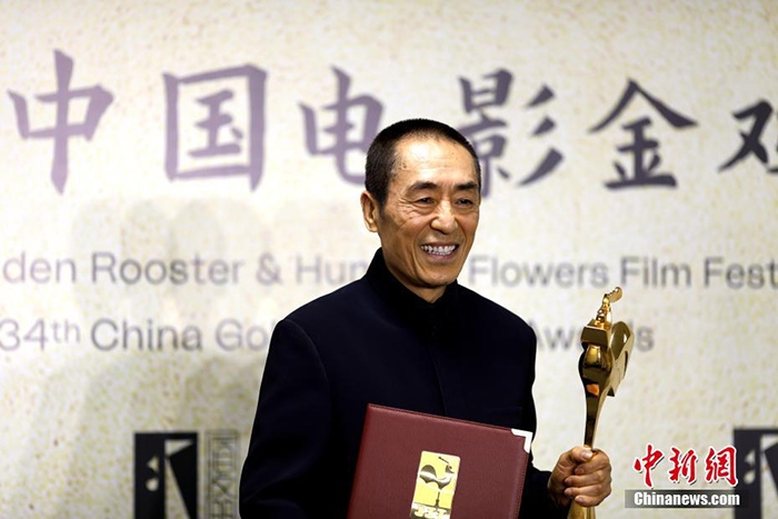 12月30日晚，第34屆中國電影金雞獎頒獎典禮在福建省廈門市舉行。張藝謀以執(zhí)導(dǎo)《懸崖之上》榮膺最佳導(dǎo)演獎。 <a target='_blank' href='/'>中新社</a>記者 呂明 攝