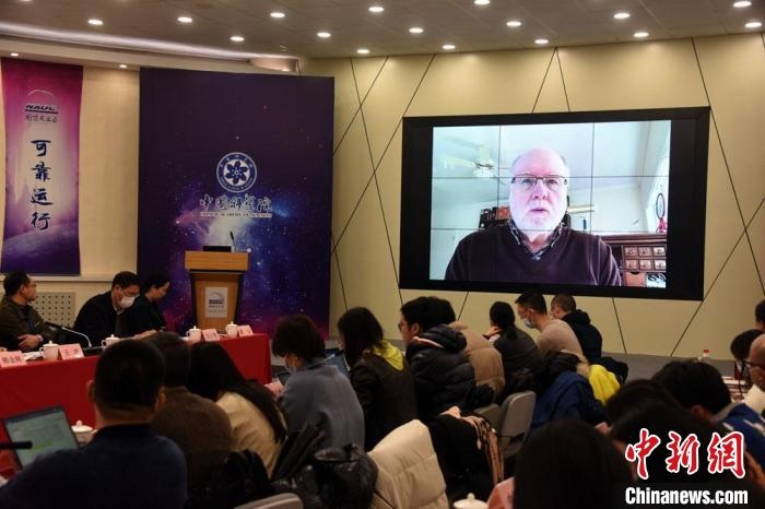 美國(guó)伊利諾伊大學(xué)教授理查德？克魯切爾通過視頻點(diǎn)評(píng)FAST測(cè)量星際磁場(chǎng)最新研究成果。　<a target='_blank' href='/'>中新社</a>記者 孫自法 攝