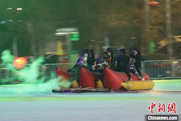 民眾沉醉在冰上香蕉船的快樂(lè)中。　于海洋 攝