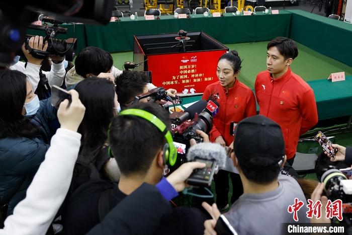 1月5日晚，全力沖刺北京冬奧學(xué)習(xí)座談會在北京舉行。座談會后，中國花樣滑冰雙人滑組合隋文靜、韓聰接受記者采訪。 <a target='_blank' href='/'>中新社</a>記者 富田 攝